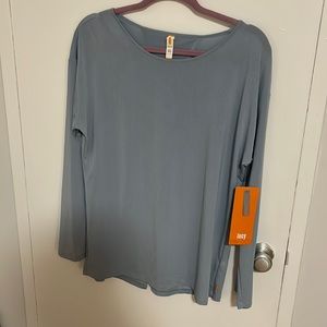 Women’s athleisure top with open back. never worn with tags